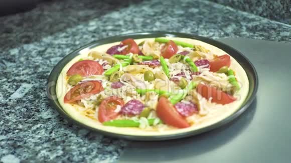 比萨与意大利香肠和西红柿在厨房铲子烘焙在烤箱在餐厅食物烹饪概念准备视频的预览图