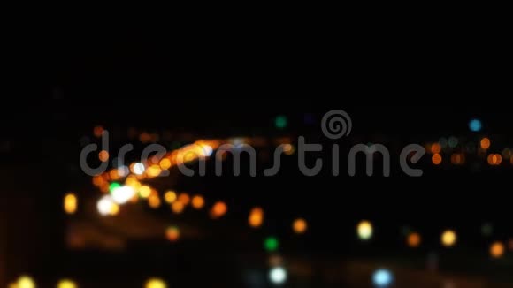 城市的灯光模糊了夜晚的汽车视频的预览图