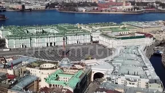 美丽的宫殿广场靠近涅瓦河鸟瞰俄罗斯圣彼得堡宫殿广场和亚历山大柱视频的预览图