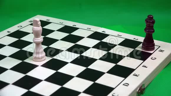 黑皇后在棋局中赢得白王的选择视频的预览图