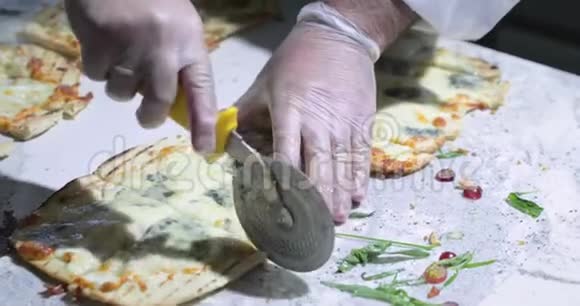 穿着乳胶手套的厨师把烤好的面团切成薄片视频的预览图