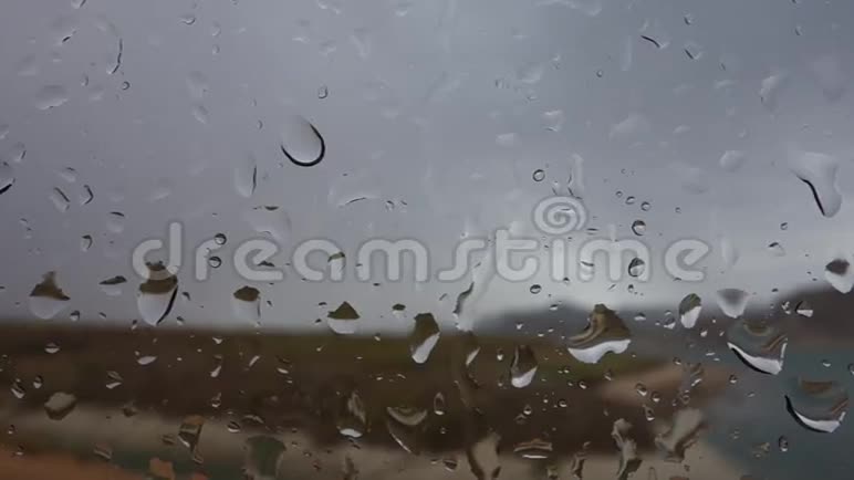 落在沙漠中湖上的雨滴视频的预览图