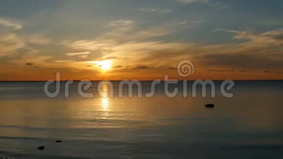 日落于大海时间流逝视频的预览图
