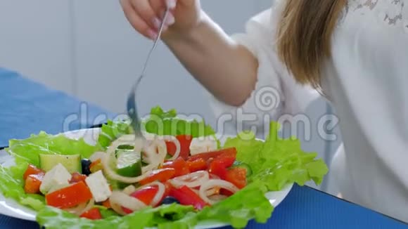 健康饮食桌上放一盘绿色沙拉视频的预览图