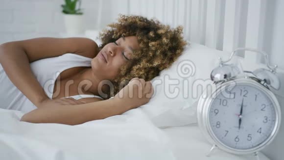 熟睡的女人看着警报视频的预览图