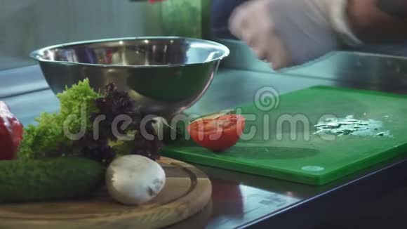一个厨师在厨房准备沙拉视频的预览图