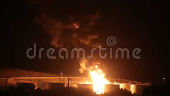 晚上在炼油厂开火视频的预览图