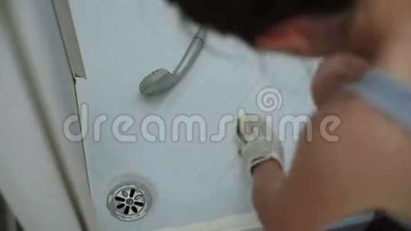 家庭主妇用手套贴身清洁淋浴池视频的预览图