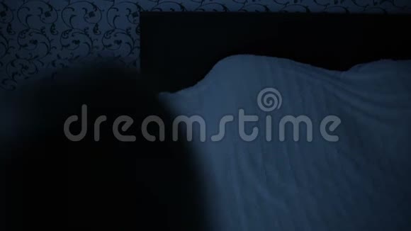 晚上穿睡衣的中弹女孩来到床上睡觉准备睡觉美国的影响视频的预览图