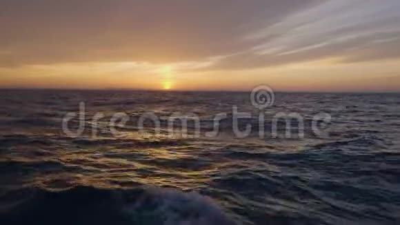 从金色夕阳和海浪的帆船上欣赏风景视频的预览图