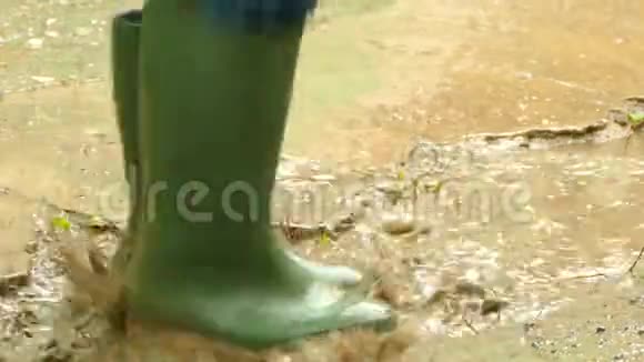 穿着橡胶靴子跳过脏水坑视频的预览图