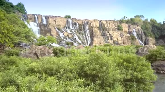 在河边灌木丛上的Pongour瀑布运动视频的预览图