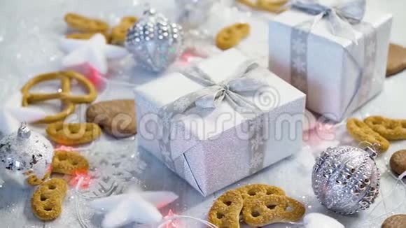 圣诞餐桌装饰有银礼品面包和自制饼干视频的预览图