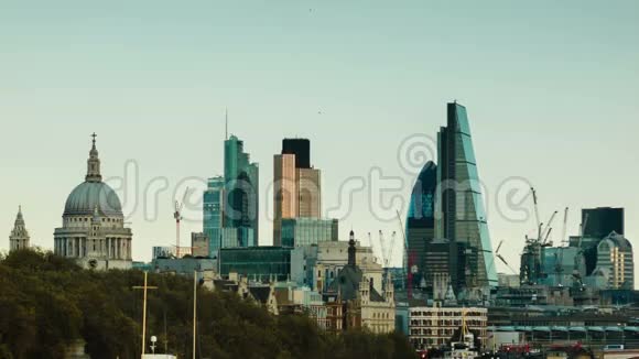 伦敦城的景色汽车在前景中经过视频的预览图