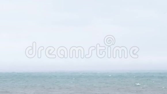 清晨海面上的雾色彩柔和的美丽海景视频的预览图