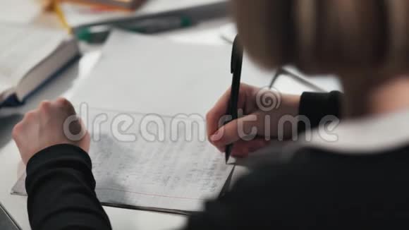 女生或学生在作业本中写作她在做作业视频的预览图