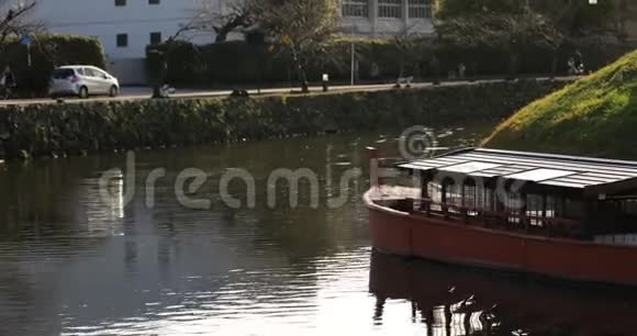 希科尼西加传统市中心护城河里的浮船视频的预览图