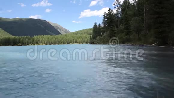 夏季早晨的高地湖俄罗斯阿尔泰山库赫林斯克耶湖视频的预览图