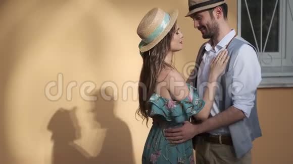 男人温柔地拥抱和亲吻一个迷人的女孩一对情侣视频的预览图