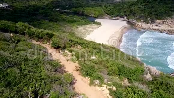 在石滩和乡村公路之间空沙滩视频的预览图