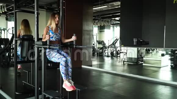 年轻强壮的女子穿着运动服穿着运动服在健身房锻炼腹肌视频的预览图