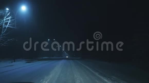 汽车在城里积雪覆盖的道路上行驶视频的预览图