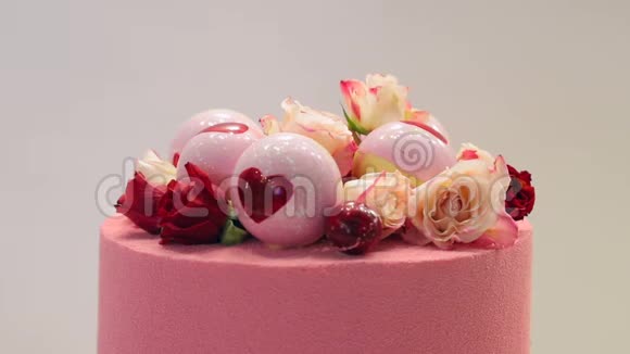 为恋人们合上粉红蛋糕在情人节蛋糕上装饰着一颗心视频的预览图