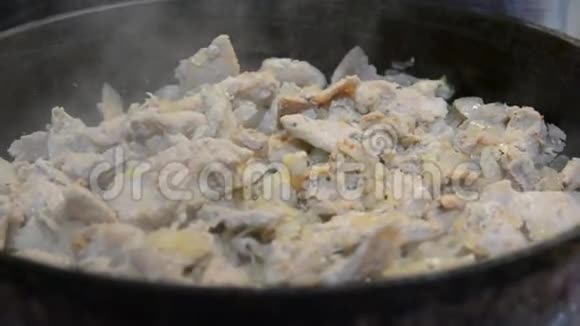 炒锅特写上的猪肉切片洋葱和香料视频的预览图