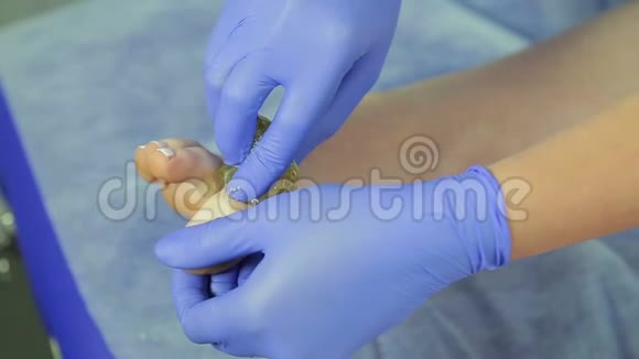 美容师女人的手用糖膏去除女孩脚趾头发视频的预览图