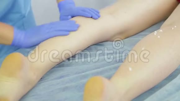 美容师的手可以滋润客户的皮肤懒散后的腿视频的预览图