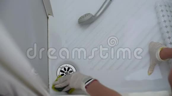 家庭主妇用手套贴身清洁淋浴池视频的预览图