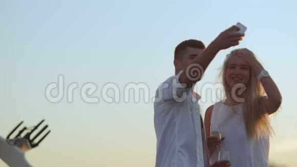 爱夫妻带着一杯香槟自拍恋爱中的浪漫情侣视频的预览图