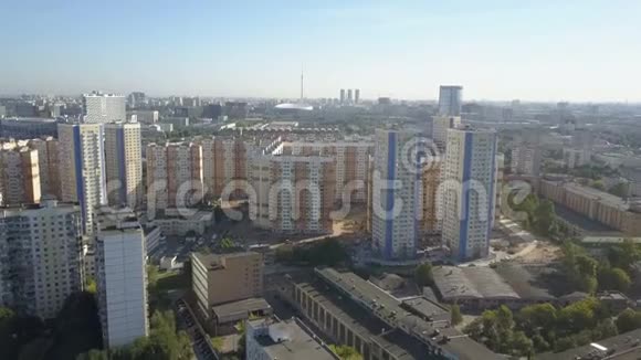 莫斯科城市鸟瞰图莫斯科市区住宅区的无人机射击阳光明媚的莫斯科城市景观视频的预览图