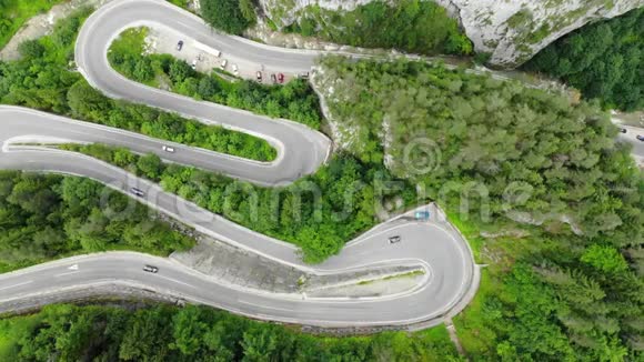 弯曲的道路有汽车和美丽的森林景观罗马尼亚比卡兹戈格斯视频的预览图