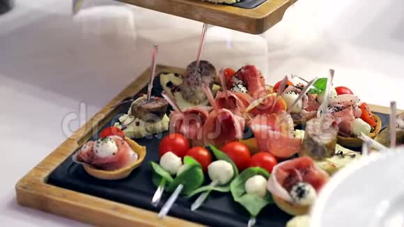自助餐三明治加香肠西红柿和莫扎雷拉宴会桌上有美味的小吃视频的预览图