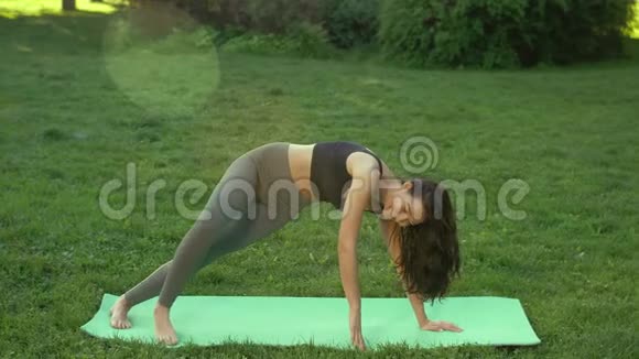 刚开始健身的女性在户外做瑜伽姿势很快就会放弃做困难的运动视频的预览图