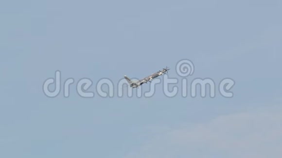 灰色的飞机螺丝在晴朗的万里无云的天空中飞舞视频的预览图