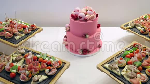 为恋人们合上粉红蛋糕在情人节蛋糕上装饰着一颗心视频的预览图