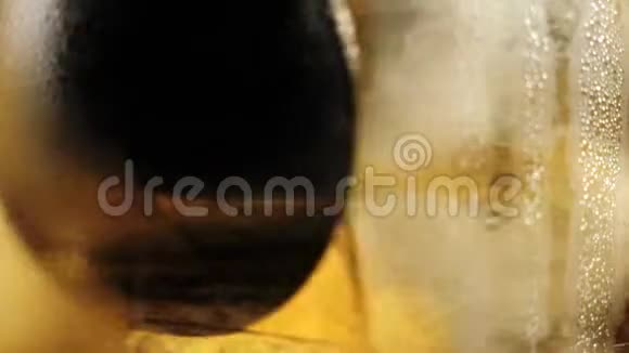 老式鸡尾酒调酒师用调酒师的勺子把糖糖冰块和波旁威士忌混合在玻璃杯中视频的预览图