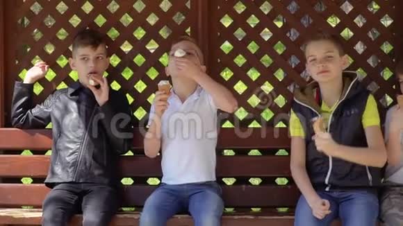 四个兄弟在公园的凉亭吃冰淇淋视频的预览图