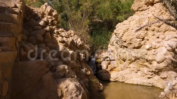 突尼斯撒哈拉沙漠的Chebika绿洲岩石上的瀑布视频的预览图