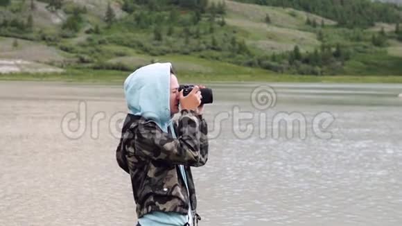 头罩里的女人靠山拍照旅程视频的预览图