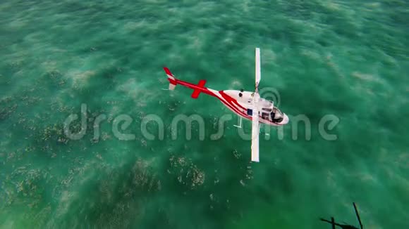 晴天飞越太平洋的直升机视频的预览图