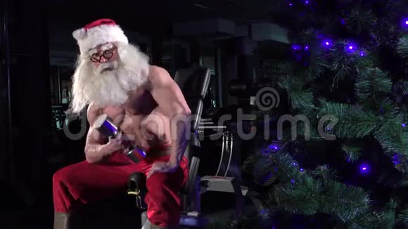 圣诞老人在健身房训练肱二头肌006视频的预览图