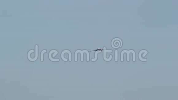 白色的飞机在万里无云的天空中飞行视频的预览图
