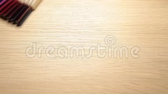 塑料钉木桌背景视频的预览图