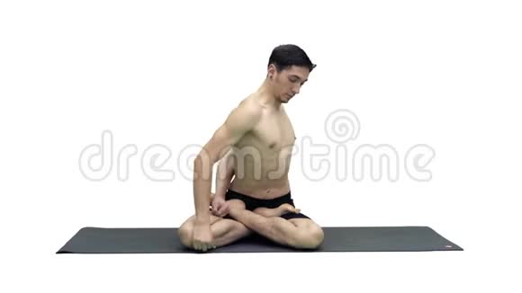 运动的美丽的年轻人练习瑜伽盘腿坐在AdhoMukhaPadmasana弯曲前进的变化视频的预览图