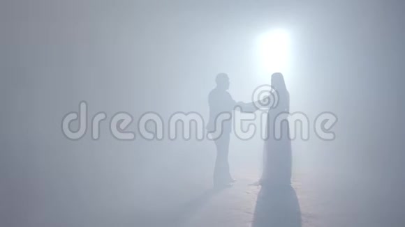 舞蹈元素剪影情侣库存浪漫的年轻夫妇在烟雾中翩翩起舞视频的预览图