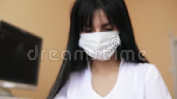 女医生手戴乳胶手套特写镜头无法辨认的外科口罩敷料护士视频的预览图