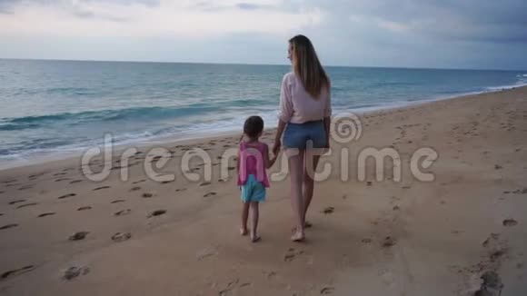 慢动作妈妈和小女儿到达海边时高兴极了视频的预览图